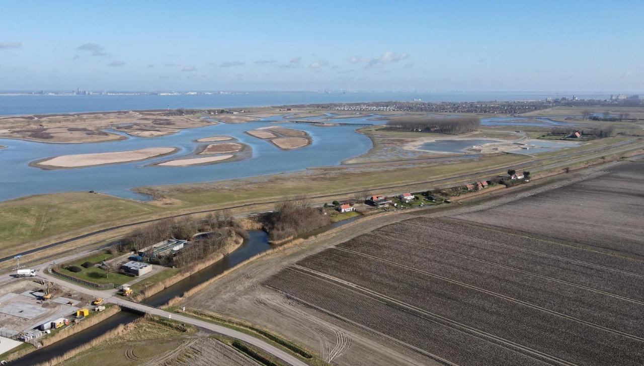 Iris't; Dijkhuisje in de polders van Groede. Villa Buitenkant foto
